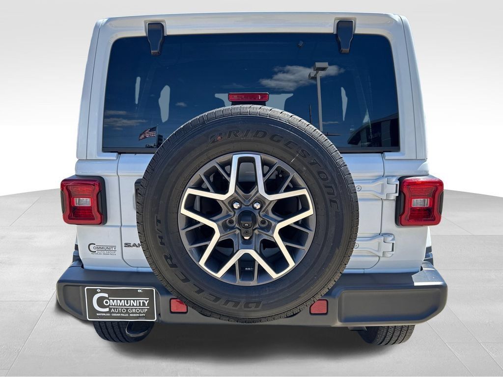 Used 2025 Jeep Wrangler Unlimited Sahara AWD/4WD image 4