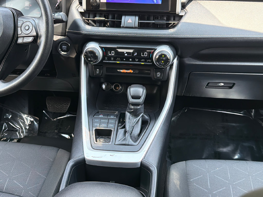 Used 2025 Toyota RAV4 XLE AWD/4WD image 17