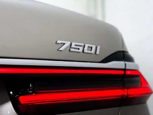 Used 2021 BMW 750i xDrive image 9