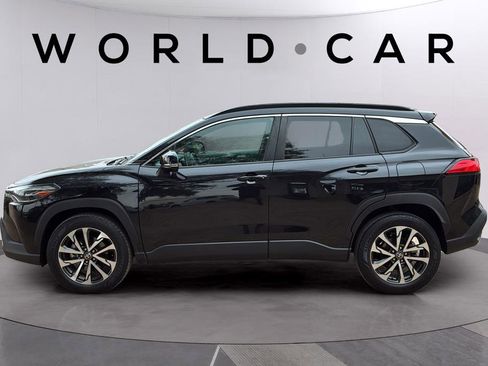 Used 2022 Toyota Corolla Cross XLE w/ Convenience Package image 12