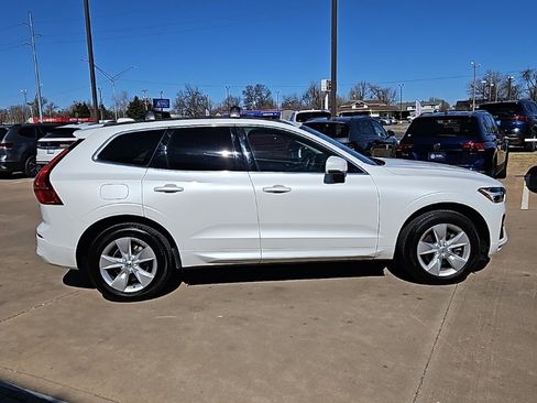 Used 2022 Volvo XC60 B5 Momentum image 4