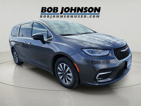 Used 2023 Chrysler Pacifica Touring-L FWD image 1