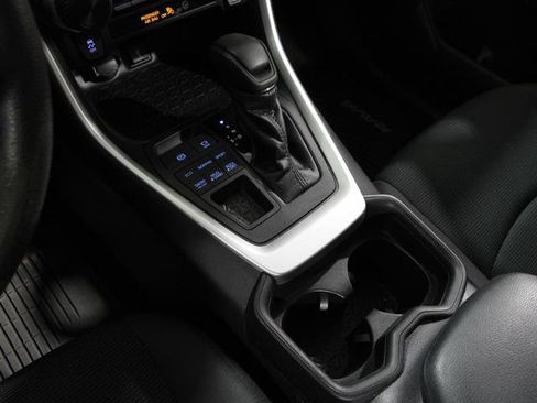 Used 2021 Toyota RAV4 LE image 12