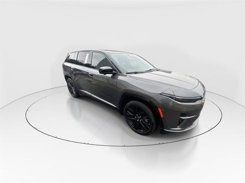 Used 2024 Jeep Wagoneer Launch Edition image 2