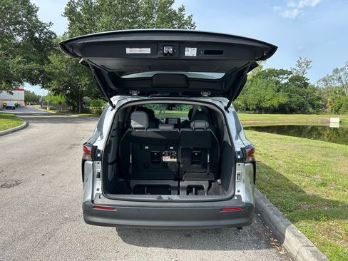 Certified 2024 Toyota Sienna XLE FWD image 10