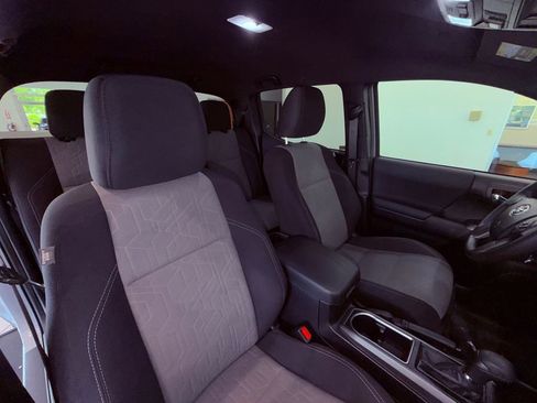 Used 2021 Toyota Tacoma TRD Off-Road w/ Technology Package AWD/4WD image 9