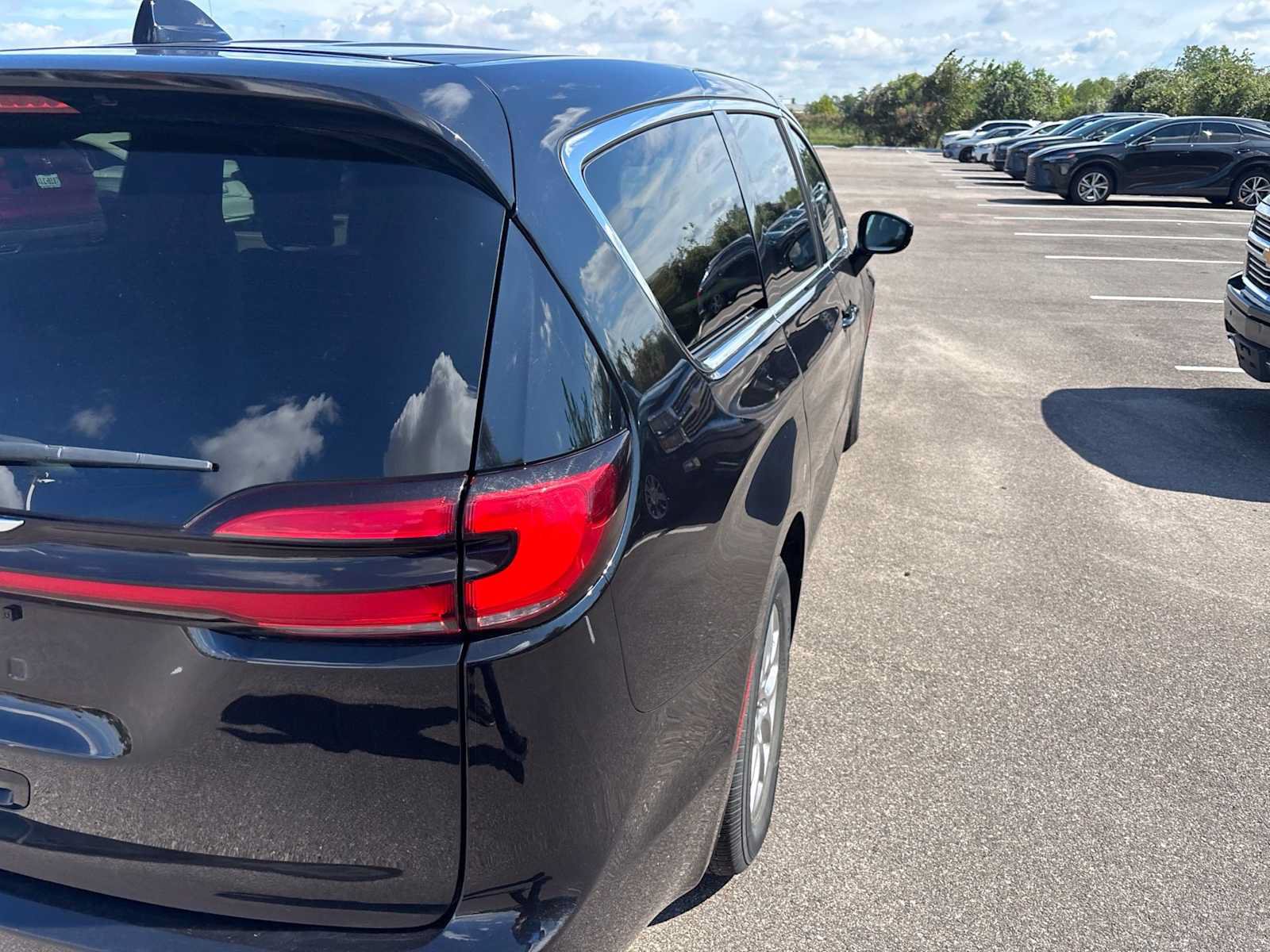 Used 2024 Chrysler Pacifica Touring-L FWD image 36