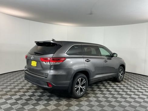 Used 2017 Toyota Highlander Plus AWD/4WD image 5