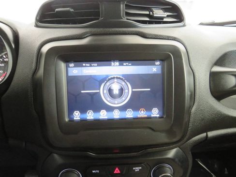Used 2018 Jeep Renegade Latitude FWD image 23