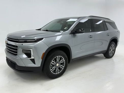 Used 2025 Chevrolet Traverse LT FWD image 5