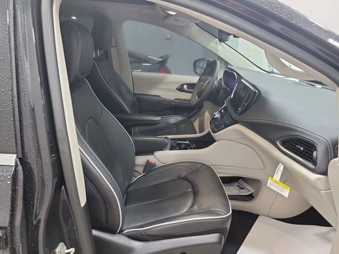 Used 2023 Chrysler Pacifica Limited image 26