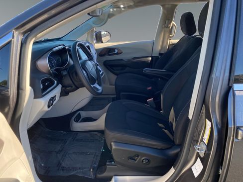 Used 2023 Chrysler Voyager LX FWD image 9