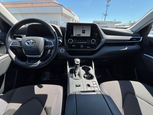 Used 2025 Toyota Highlander LE FWD image 35