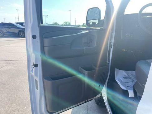 Used 2015 Chevrolet Express 2500 RWD image 20