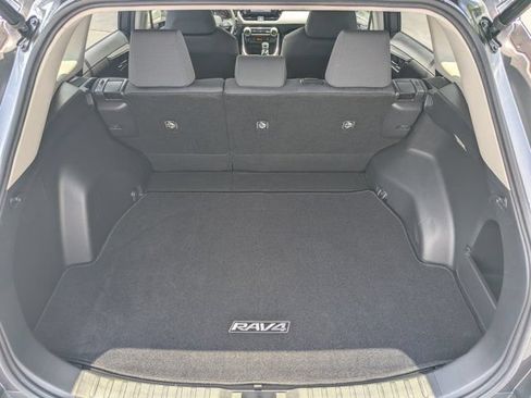 Used 2019 Toyota RAV4 XLE w/ Convenience Package FWD image 16