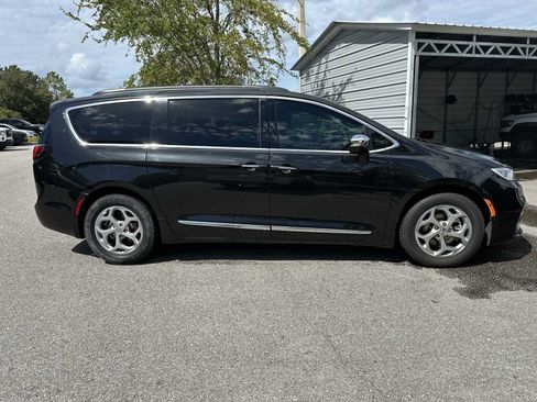 Used 2023 Chrysler Pacifica Limited FWD image 7