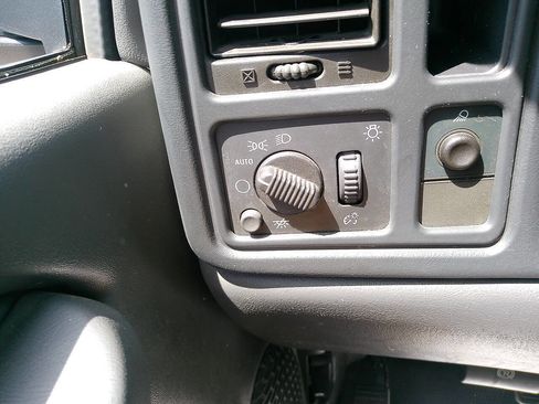 Used 2006 Chevrolet Silverado 2500 W/T w/ Skid Plate Package AWD/4WD image 40