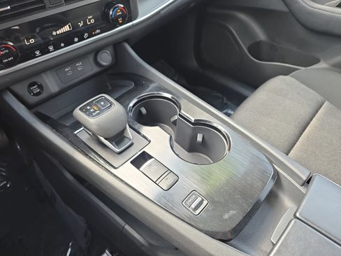 Used 2025 Nissan Rogue SV FWD image 25