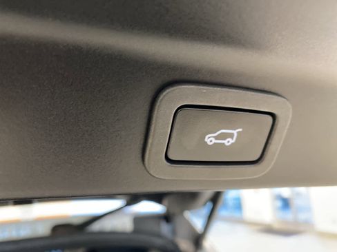 Used 2017 Jaguar F-PACE Premium image 28