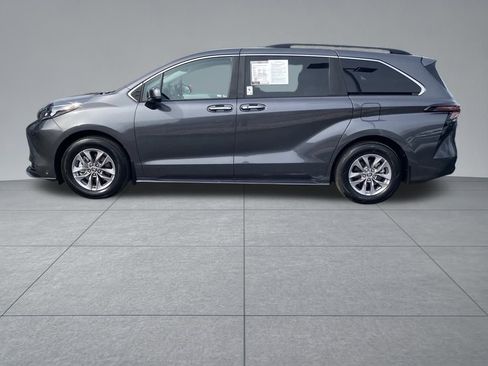 Used 2025 Toyota Sienna XLE image 4