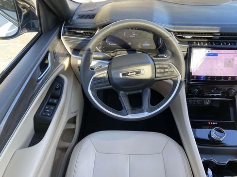 Used 2023 Jeep Grand Cherokee Limited image 16