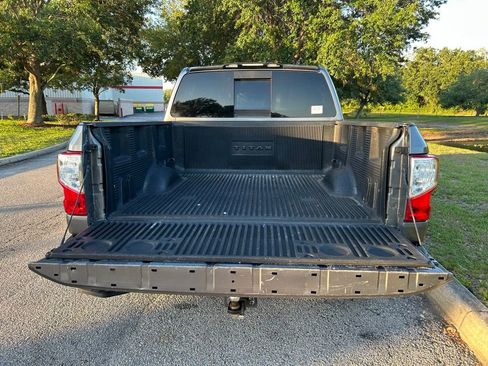 Used 2018 Nissan Titan SV w/ SV Convenience Package RWD image 11