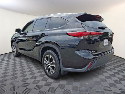 Used 2021 Toyota Highlander XLE AWD/4WD image 4