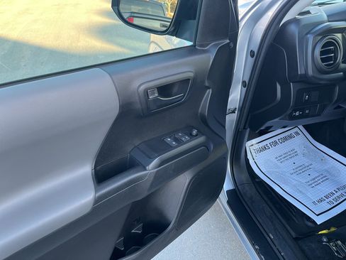 Used 2022 Toyota Tacoma SR w/ SR Convenience Package image 8