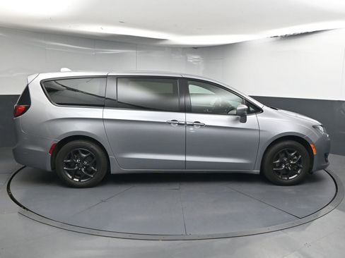 Used 2020 Chrysler Pacifica Touring w/ S Appearance Package FWD image 8
