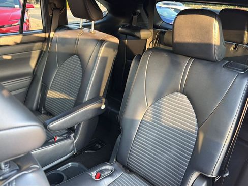 Used 2023 Toyota Highlander XSE FWD image 32