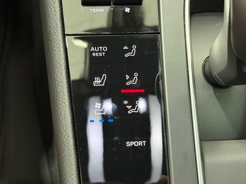 Certified 2025 Porsche Macan AWD/4WD image 22