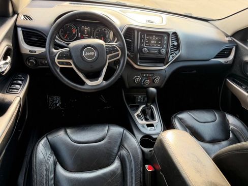 Used 2017 Jeep Cherokee Sport FWD image 12