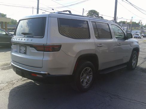 Used 2023 Jeep Wagoneer 4WD image 6