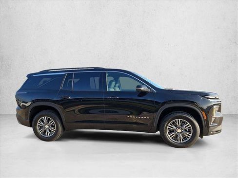 Used 2024 Chevrolet Traverse LT image 4