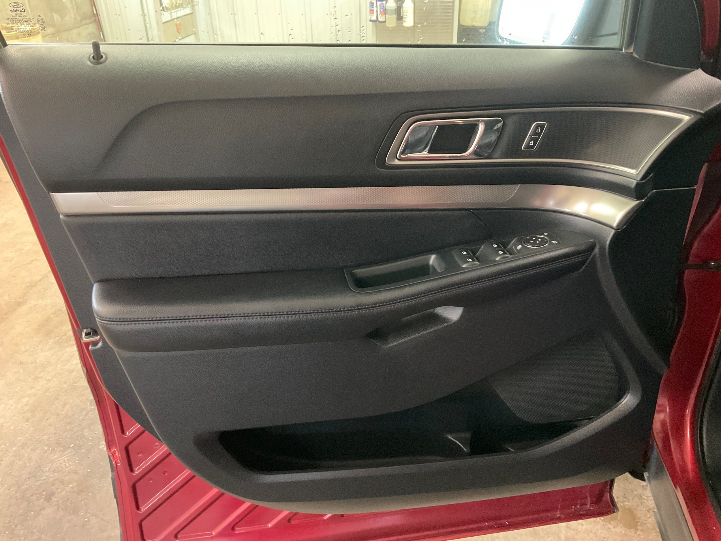 Used 2018 Ford Explorer XLT w/ Equipment Group 202A AWD/4WD image 9
