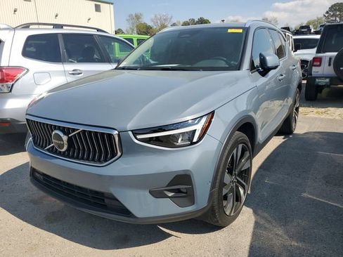 Used 2023 Volvo XC40 B5 Plus w/ Climate Package image 3