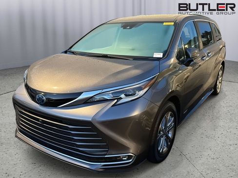 Used 2021 Toyota Sienna Platinum AWD/4WD image 1
