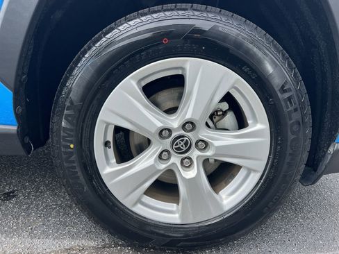 Used 2021 Toyota RAV4 XLE w/ Convenience Package FWD image 13