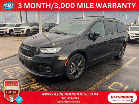 Used 2025 Chrysler Pacifica Limited FWD image 1