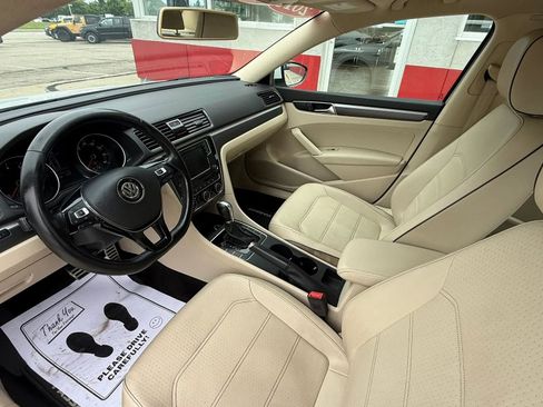 Used 2018 Volkswagen Passat 2.0T R-Line w/ R-Line Lighting Package FWD image 8