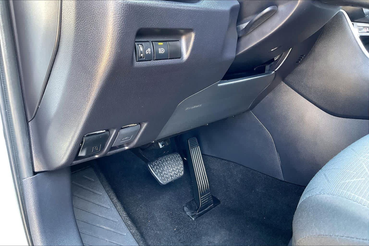 Used 2025 Toyota RAV4 XLE FWD image 35