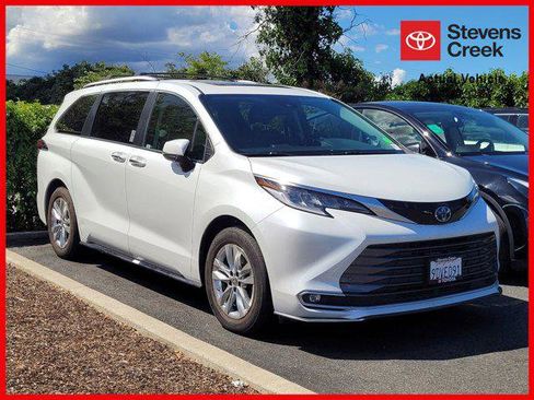 Certified 2022 Toyota Sienna Limited image 1