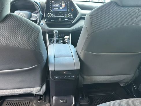 Used 2022 Toyota Highlander LE FWD image 16
