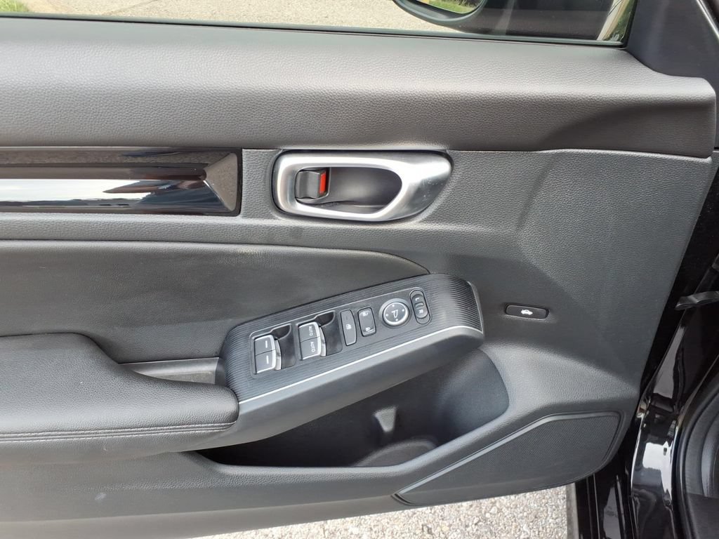Used 2023 Honda Civic Touring image 3
