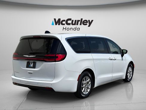 Used 2024 Chrysler Pacifica Touring-L FWD image 3
