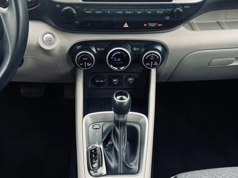 Used 2021 Hyundai Venue FWD image 18