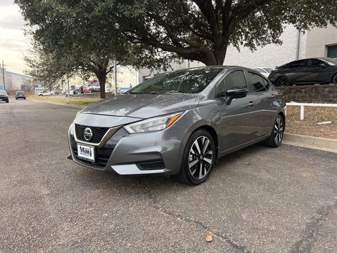 Used 2022 Nissan Versa SR image 3