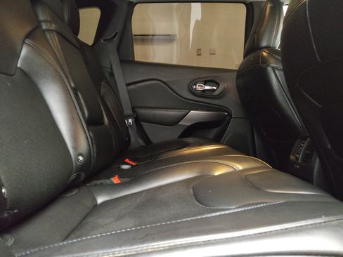 Used 2019 Jeep Cherokee Latitude Plus FWD image 19