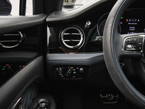 Used 2022 Bentley Bentayga image 36