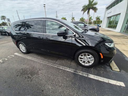 Used 2026 Chrysler Pacifica Select image 2